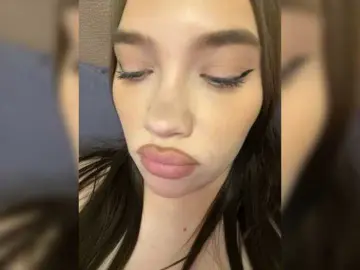 Bongacams Nude Webcam of Glossmixdoll