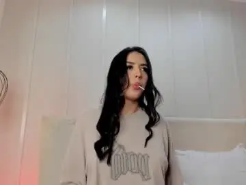 Chaturbate Live Sex Cam of bella_vibes