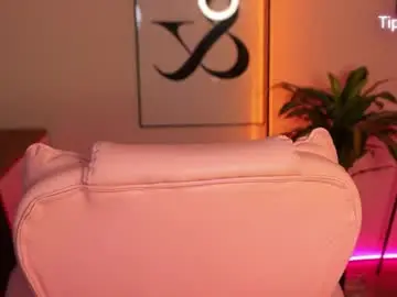 Chaturbate Live Sex Cam of ariell_mini