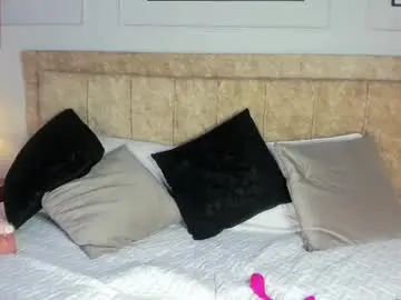 Chaturbate Live Sex Cam of bella_hiugs