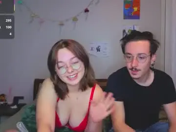 Chaturbate Live Sex Cam of mamiclouds