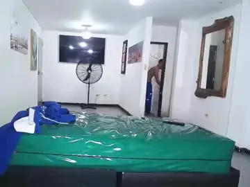 Chaturbate Live Sex Cam of benz_boys
