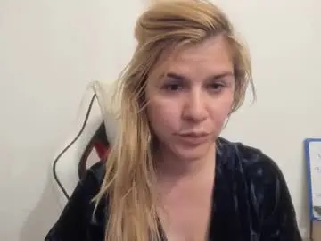 Chaturbate Live Sex Cam of artsyandcraftsy_