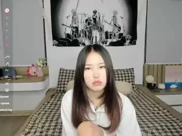 Chaturbate Live Sex Cam of little_yena