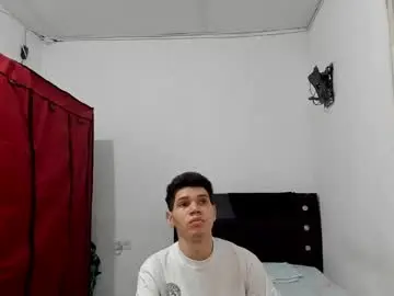 Chaturbate Live Sex Cam of andrew_2811