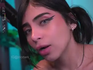 Chaturbate Live Sex Cam of nicdani_1