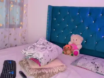 Chaturbate Live Sex Cam of lilly_peach22