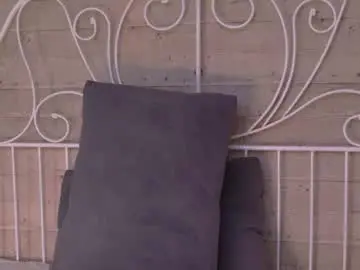 Chaturbate Live Sex Cam of hugebangins_