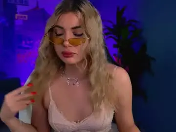 Chaturbate Live Sex Cam of hyileyclark