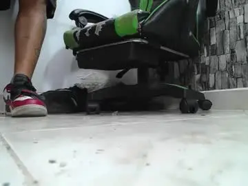 Chaturbate Live Sex Cam of srfindomfeet_