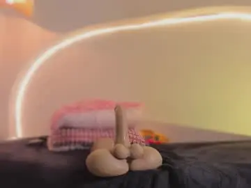 Chaturbate Live Sex Cam of katiepeach_