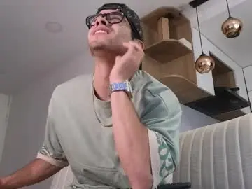 Chaturbate Free Live Porn of phantom_bigger1