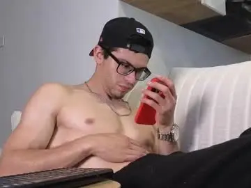 Chaturbate Live Sex of phantom_bigger1