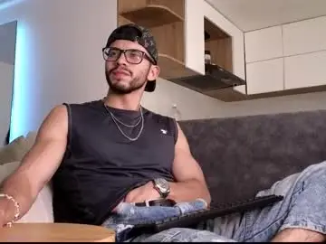 Chaturbate Live Sex Cam of phantom_bigger1