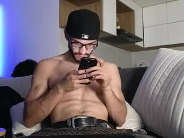 Chaturbate Live Sex Cam of phantom_bigger1