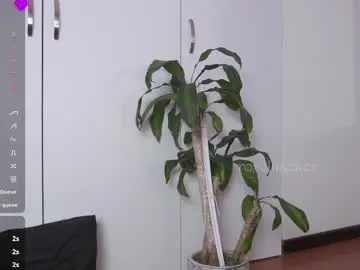 Chaturbate Live Sex Cam of roselinedior