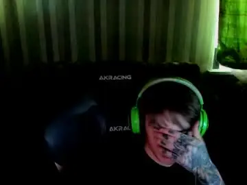 Chaturbate Live Sex Cam of aron_neall