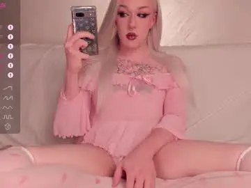 Chaturbate Live Sex Cam of christinaloveu