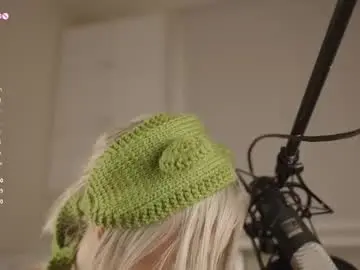 Chaturbate Live Sex Cam of jennyplaudis_