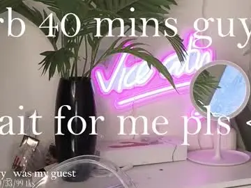 Chaturbate Live Sex Cam of violetvio1ator