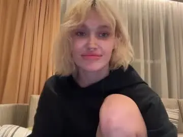 Chaturbate Live Sex Cam of golden_alinee