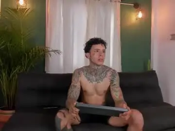 Chaturbate Live Sex Cam of aron_ford