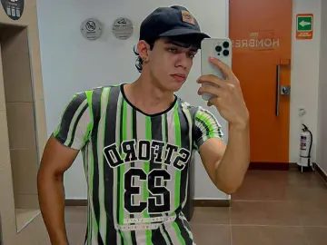 Livejasmin Free Porn Cam of HenrySenni