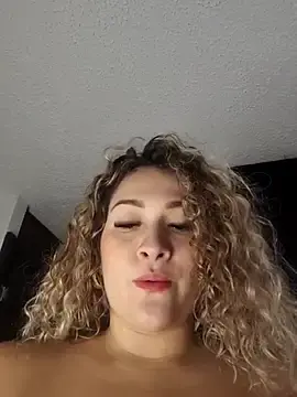 Stripchat Live Sex Cam of Sara_smiiith211
