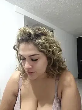 Stripchat Live Sex Cam of Sara_smiiith211