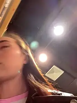 Stripchat Live Sex Cam of Holly_Play