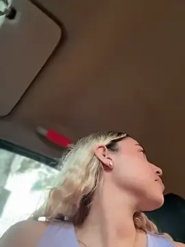 Stripchat Sex Cam of Irisweet_