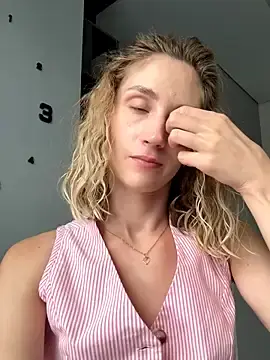 Stripchat Live Sex of Feral_berry_8133