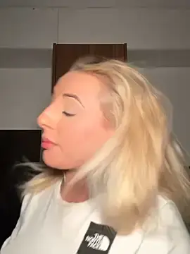 Stripchat Watch Live Sex Cams of Strongqueen