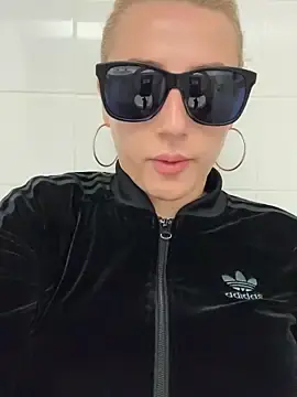 Stripchat Free Porn Cam of Strongqueen