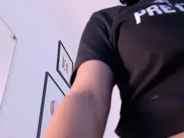 Stripchat Adult Webcam of cutepetitee