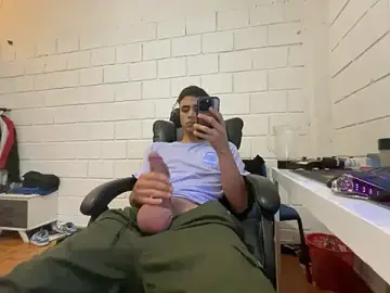 Stripchat Sex Cam of Max_TheHorseDick
