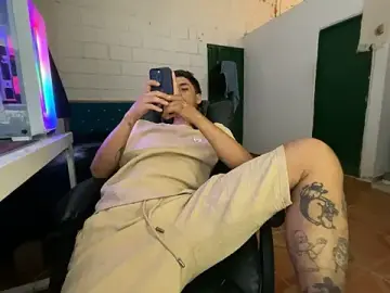 Stripchat Sex Cam of Max_TheHorseDick