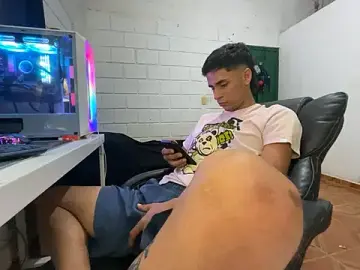 Stripchat Free Porn Cam of Max_TheHorseDick