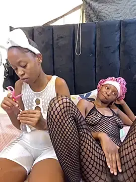 Stripchat Live Sex Cam of LonelyQueenxx25