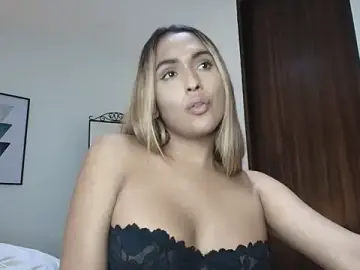 Stripchat Sex Cam of carminaurmommy