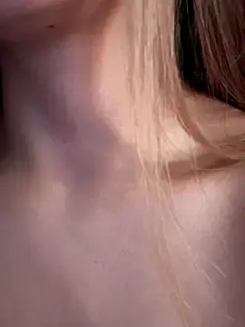 Stripchat Live Sex Cam of Amy_Littt