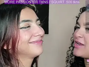 Stripchat Sex Cam of SSWEETSIINNN