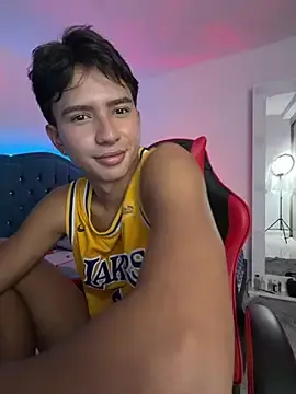 Stripchat Sex Cam of Leonarrrd_01