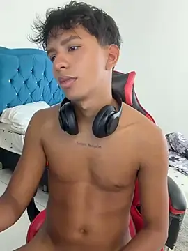 Stripchat Watch Live Sex Cams of Leonarrrd_01