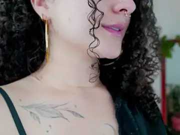 Stripchat Sex Cam of merida_bell18