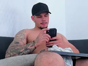 Stripchat Live Sex Cam of NoahhBrown