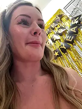 Stripchat Watch Live Sex Cams of LoveShae_