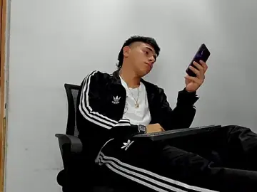 Stripchat Live Sex Cam of andrew_rose_