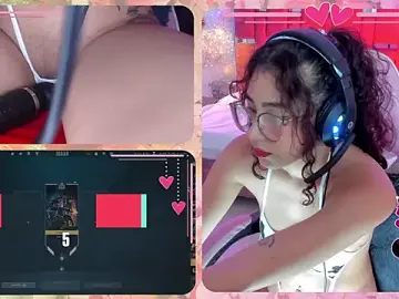 Stripchat Watch Live Sex Cams of RossieGamer