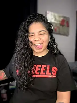 Stripchat Sex Cam of kimmiakiss22